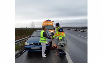 Bajba jutott autóson segítettek a rendőrök