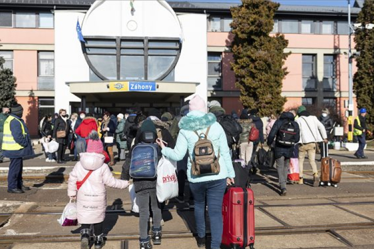 Bakondi: minden menekültnek segít Magyarország