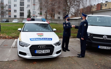 Új gépjárműveket kaptak a Tolna megyei rendőrök