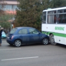 Személyautó és autóbusz ütközött Dombóváron