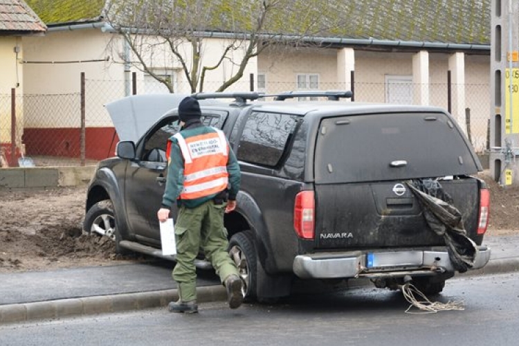 Huszonhétmilliós cigarettaszállítmánnyal menekülő csempész karambolozott