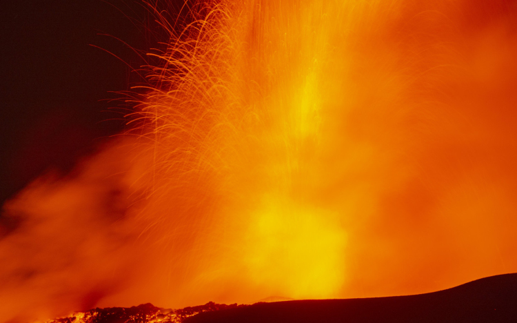 Folytatódik az Etna kitörése, lezárták Catania repülőterét