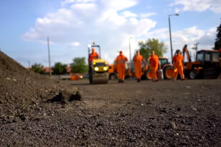 Keményen nekiestek a koronavírusnak a közutasok - VIDEÓ